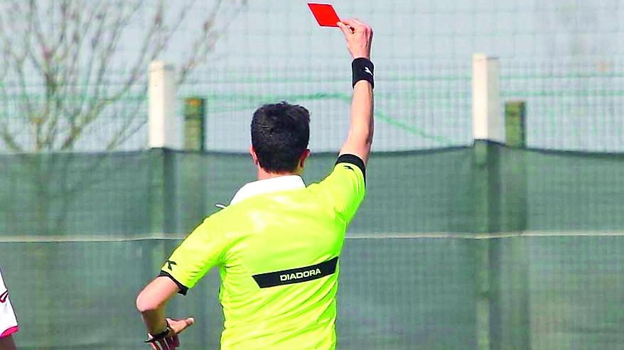 Ferrara, pallonata all’arbitro: squalificato per due mesi
