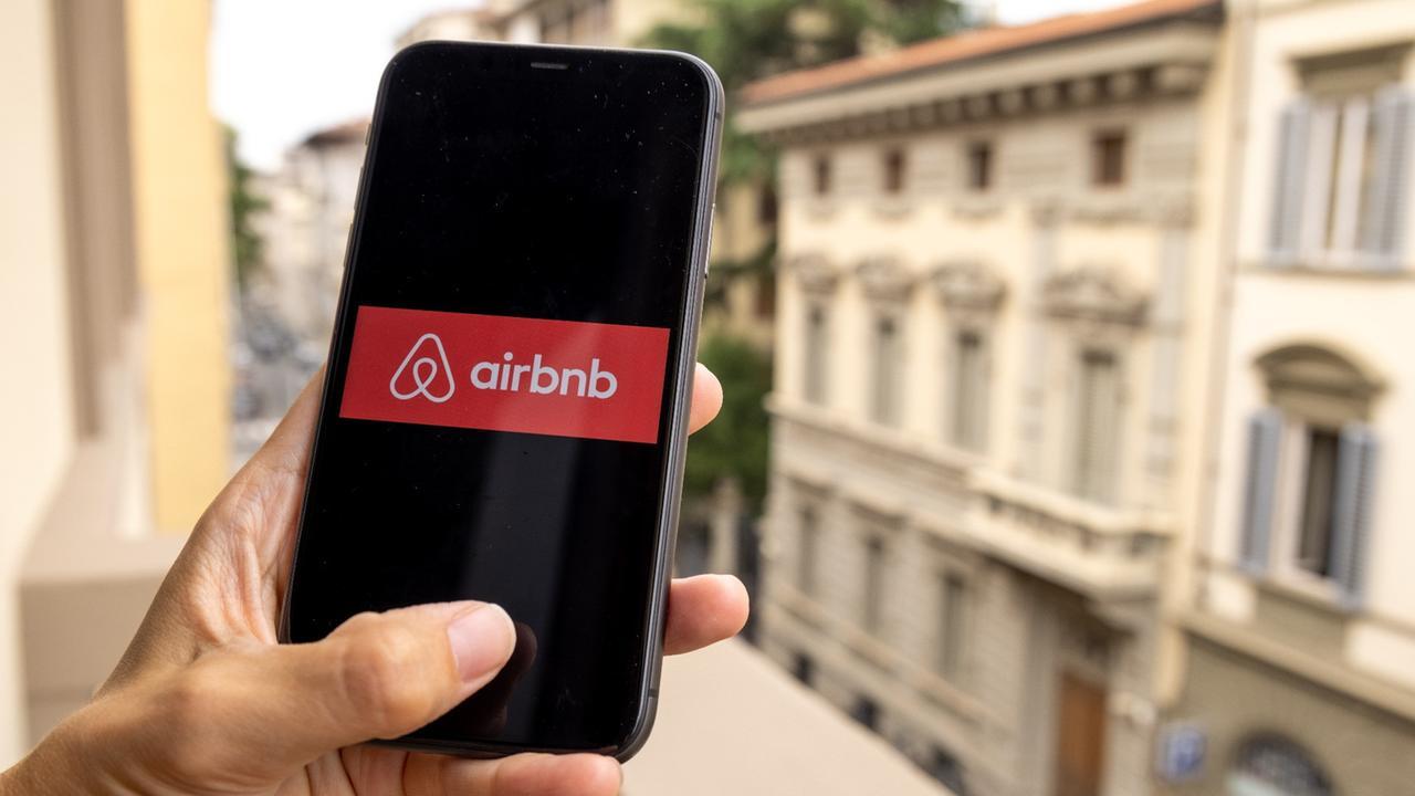 Firenze, si finge turista e da 8 mesi occupa (con figlio e animali) la casa presa per 3 giorni su Airbnb