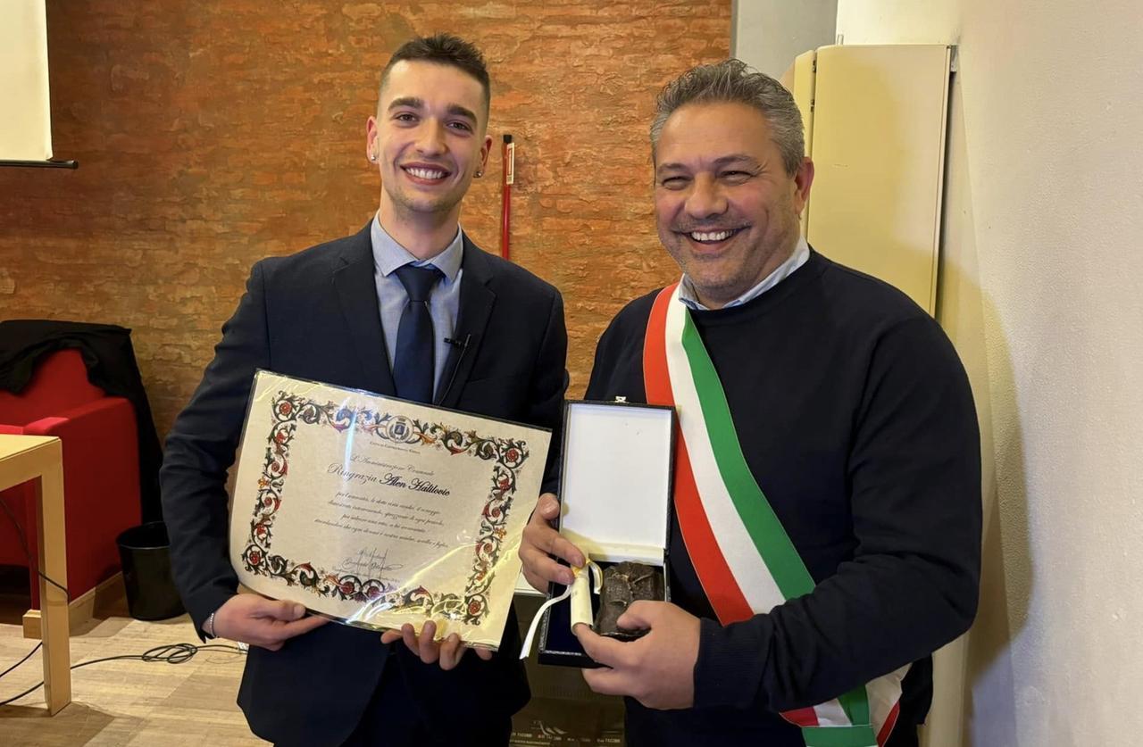 
	Alen Halilovic premiato dal sindaco Giovanni Gargano

