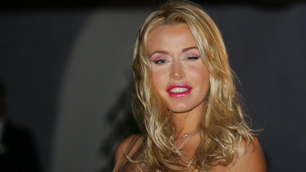 Paura per Valeria Marini: sconosciuto la insegue sulle scale di casa