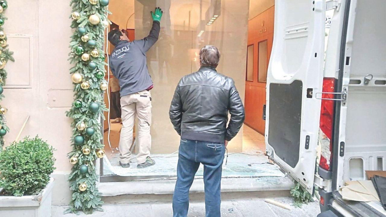 Operai riparano la vetrina