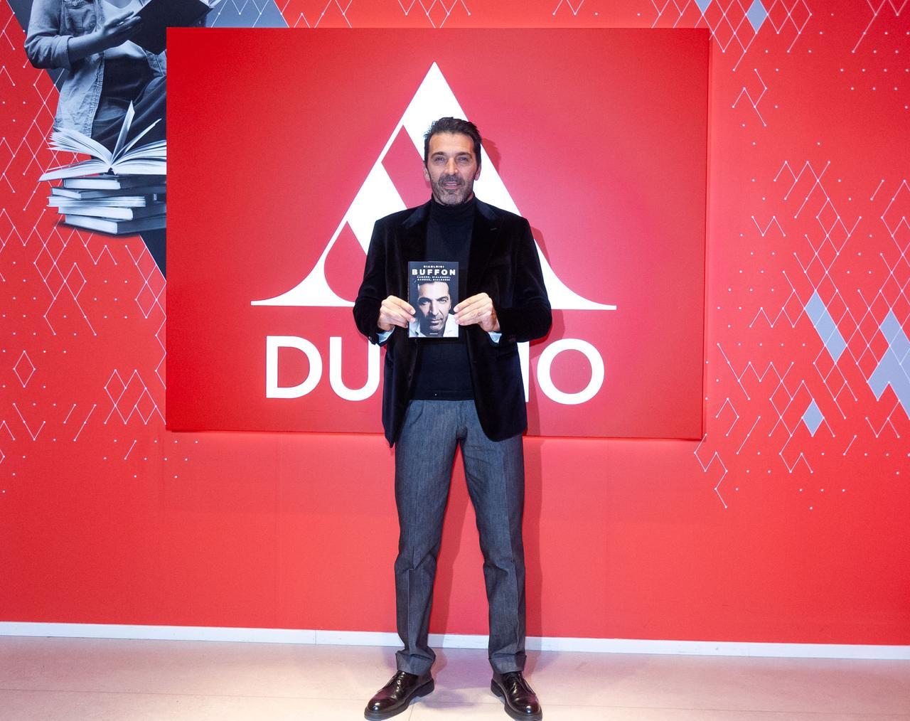 Buffon durante una presentazione del libro (foto LaPresse)