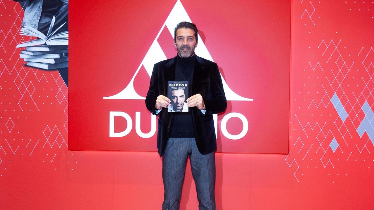 Buffon durante una presentazione del libro (foto LaPresse)