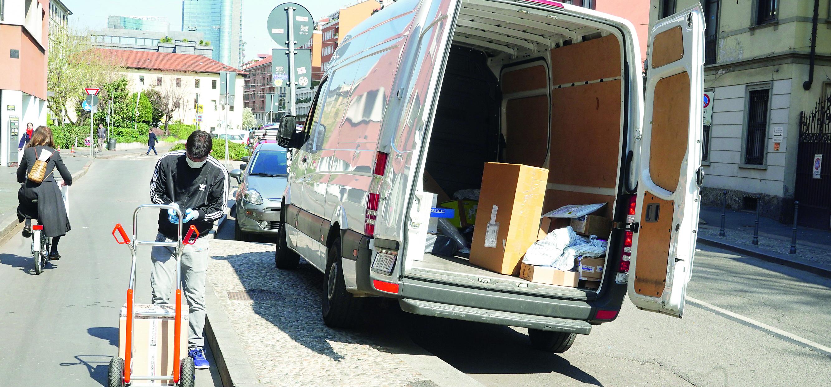 La vita precaria di un giovane corriere: «È insostenibile, ogni giorno devo consegnare anche 150 pacchi»