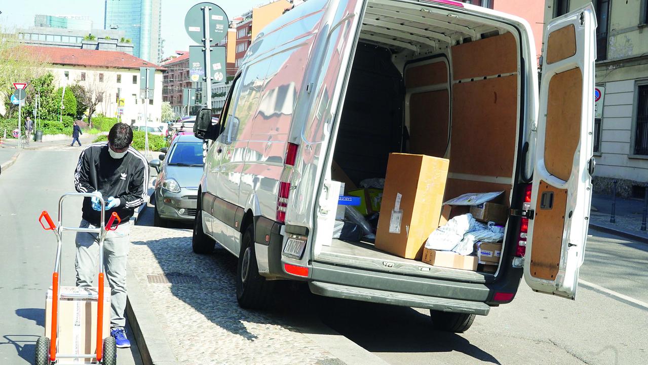 La vita precaria di un giovane corriere: «È insostenibile, ogni giorno devo consegnare anche 150 pacchi»