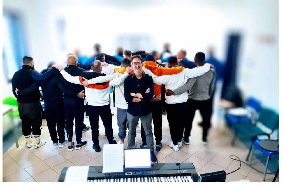 Livorno, concerto in carcere: il coro dei detenuti e le Monday Girls. Cento posti a disposizione per il pubblico esterno: come partecipare