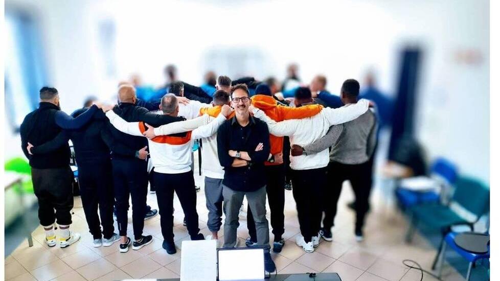 Livorno, concerto in carcere: il coro dei detenuti e le Monday Girls. Cento posti a disposizione per il pubblico esterno: come partecipare