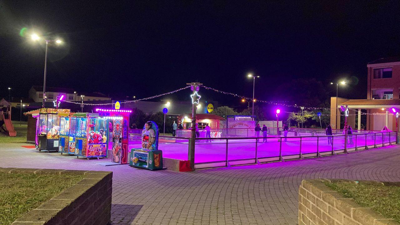 La pista di pattinaggio in piazza Iori fotografata da Silvi/Falorni nel pomeriggio di ieri