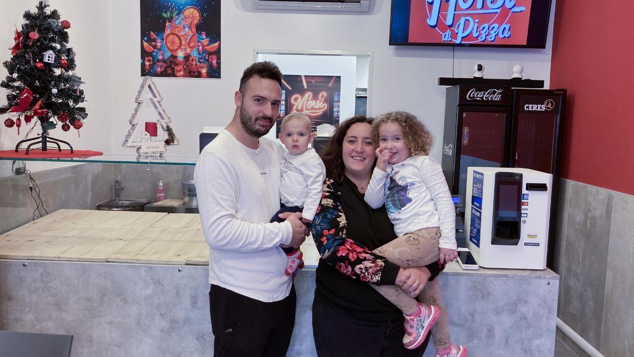 Maria Teresa Ferro e Luigi Ferrante, con le loro bambine, nel locale di pizzeria a taglio che sarà inaugurato domani pomeriggio (foto Falorni/Silvi)