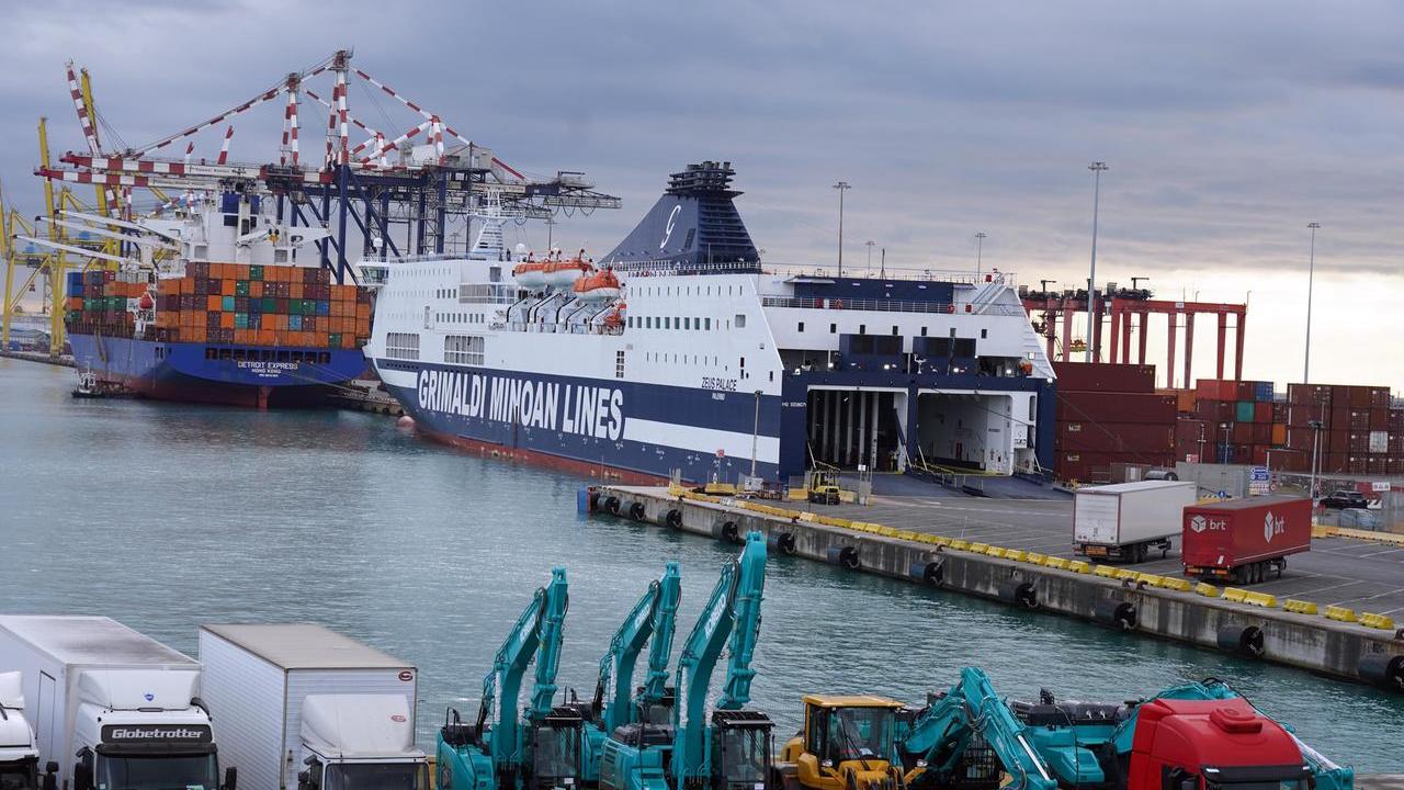 Uno scorcio del porto di Livorno (foto d'archivio)
