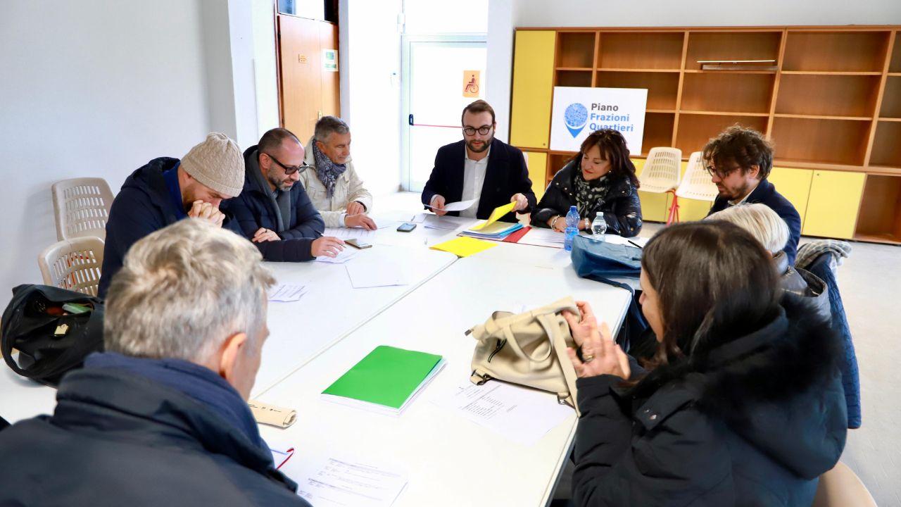 Nella foto la riunione di giunta che nei giorni scorsi si è svolta a Villanuova, inaugurando un percorso che porterà sindaco e assessori a incontrarsi
periodicamente in tutte le frazioni