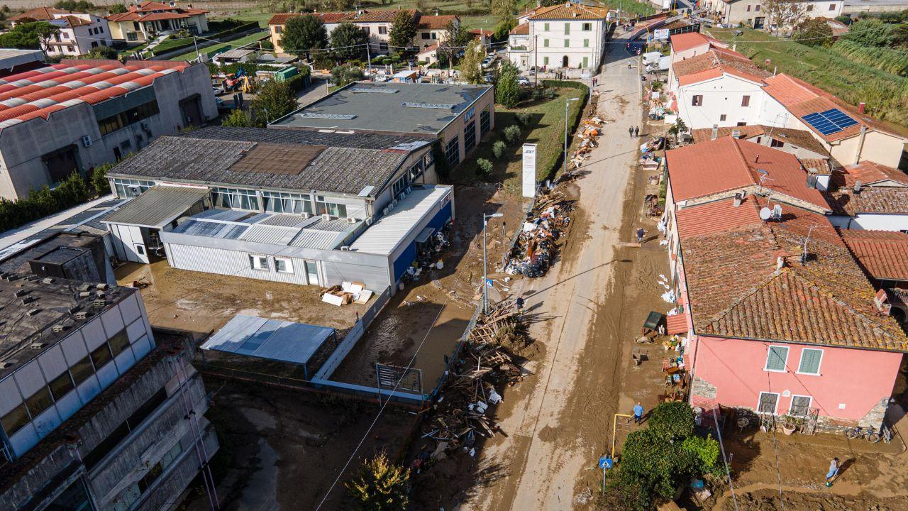 Rifiuti accastati in via Fiorentina a Casini dopo l’alluvione del 2 novembre 2023 (foto Nucci)