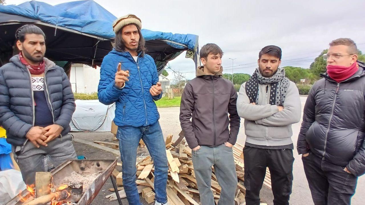 Atif Hussein che parla insieme ai compagni di lavoro e ai sindacalisti del Sud Cobas in via Aldo Moro