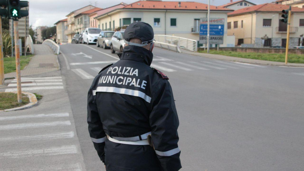 Un agente della polizia municipale di Camaiore durante un controllo a Lido (foto d’archivio)