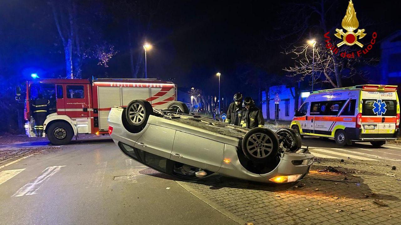 Schianto a Castelnovo Sotto: l’auto si ribalta in mezzo alla strada