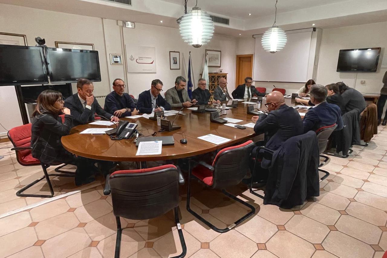 Ferrara, progetto pilota contro il caro affitti per i negozi