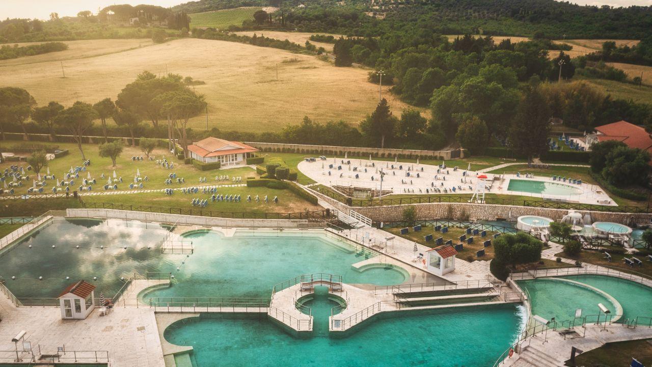 Una veduta dall’alto del parco termale di Saturnia