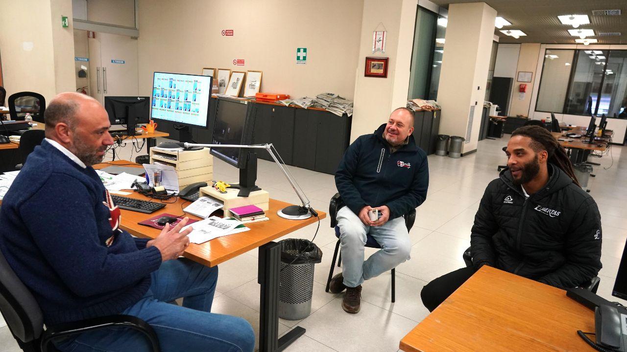 Adrian Banks in redazione al Tirreno insieme a Gianfranco Morelli (foto Silvi)