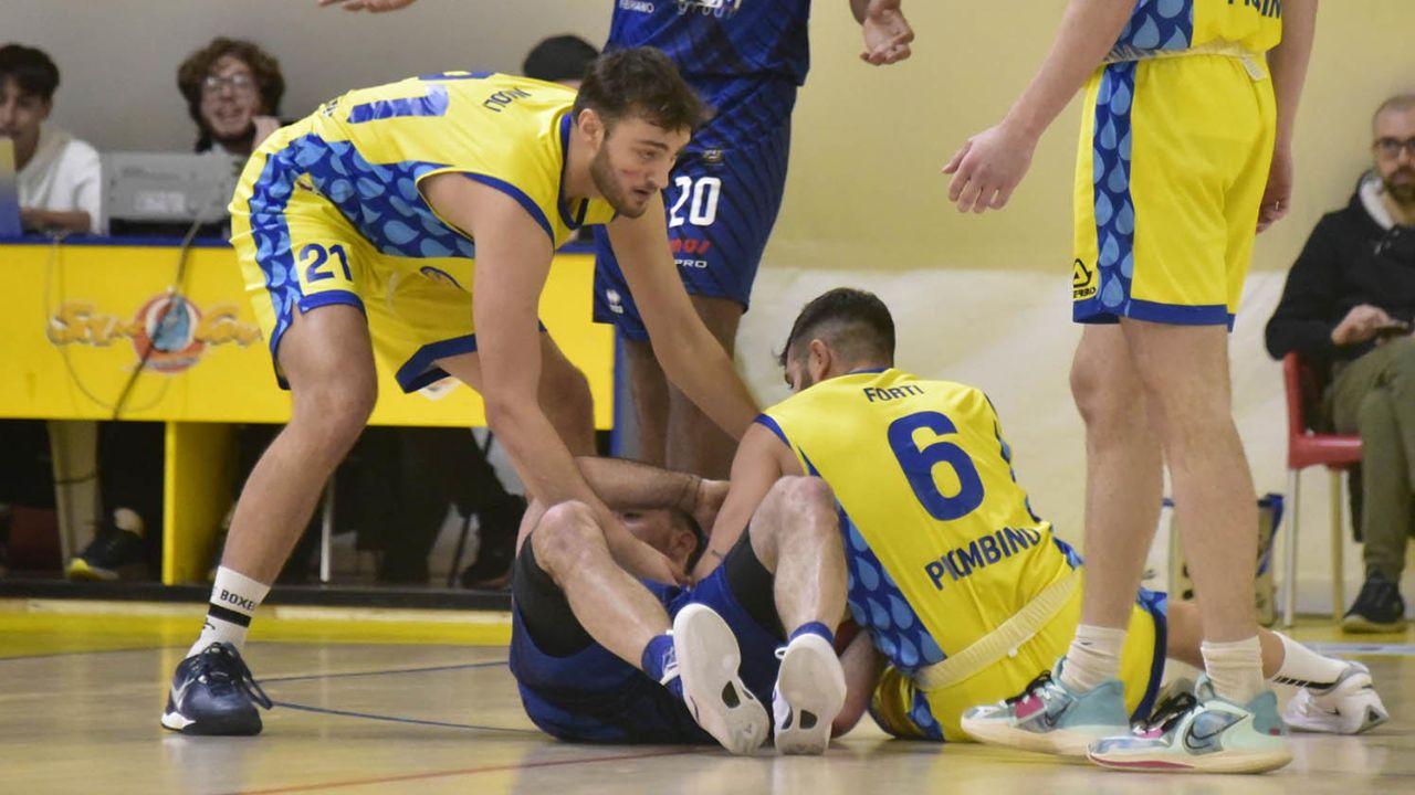 Nicoli e Forti lottano per conquistare un pallone (foto Paolo Barlettani)
