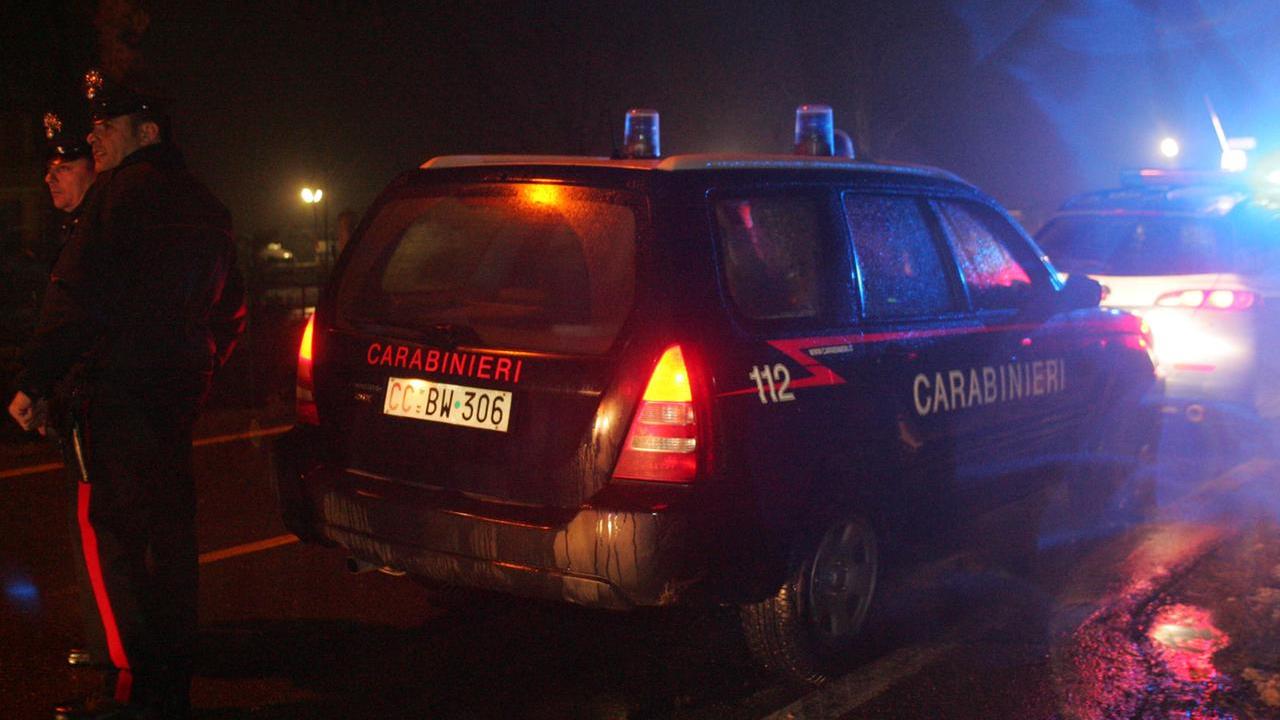 Preso a bastonate e accoltellato da cinque uomini: ferito