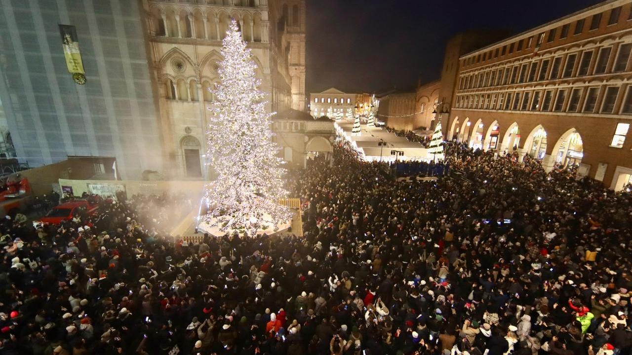 Ferrara, il maltempo fa saltare gli eventi, ma l’albero si accenderà
