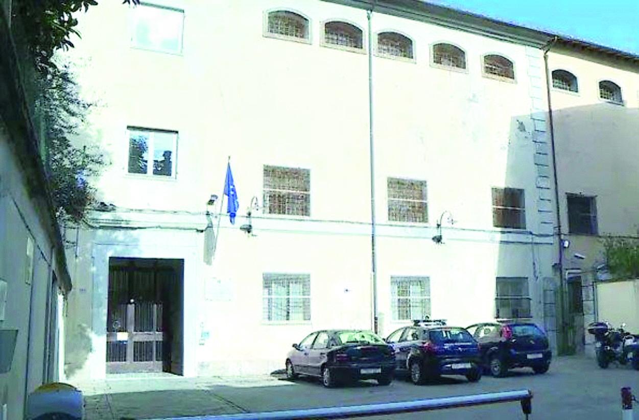 Lucca, lo psicologo del carcere dà le dimissioni: «Sala colloqui sparita, svilito il ruolo di sostegno»