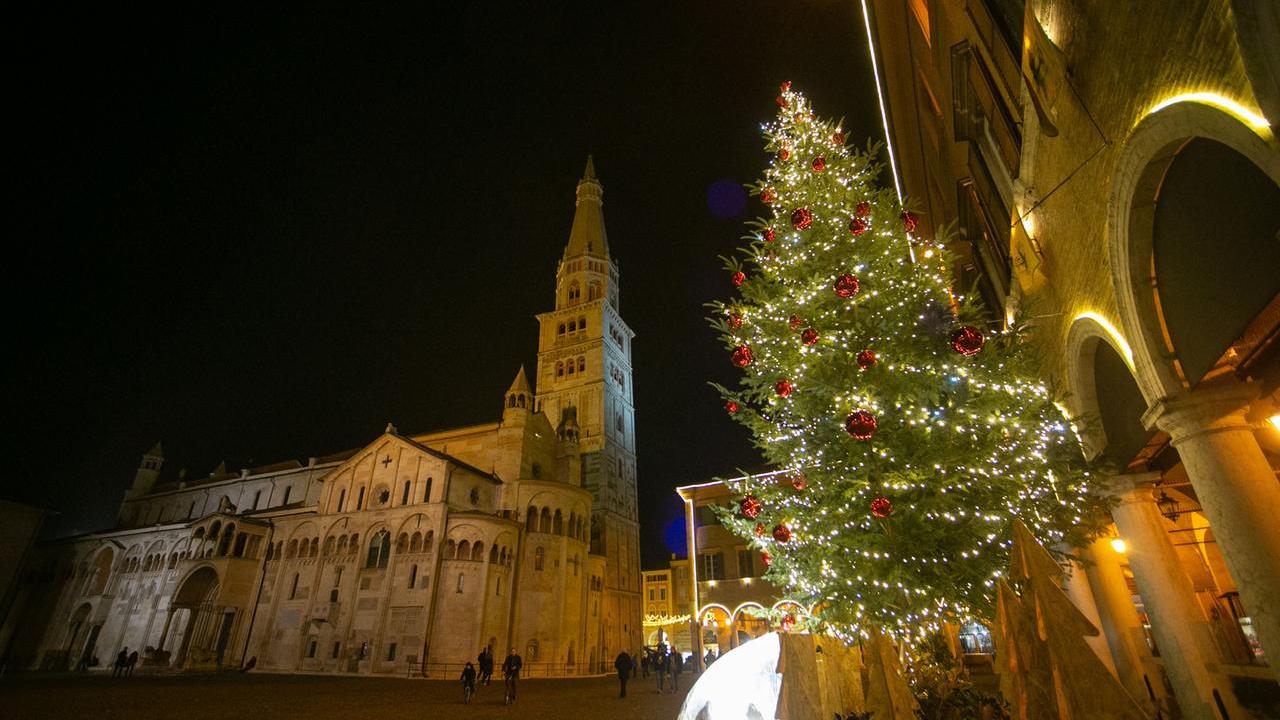 L'albero e piazza Grande illuminati per aspettare il Natale