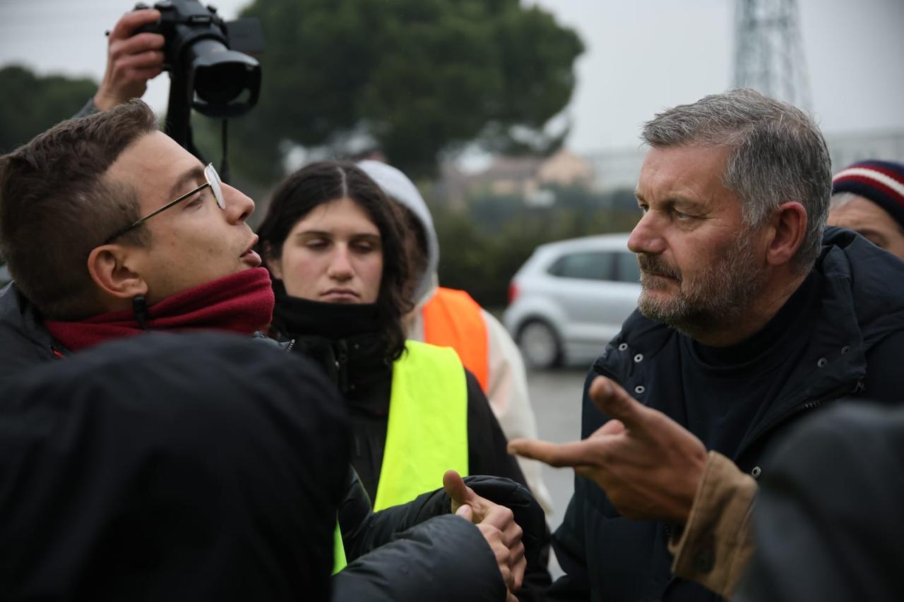 
	A sinistra Luca Toscano del Sudd Cobas, a destra don Helmut Szeliga, parroco di San Giusto

