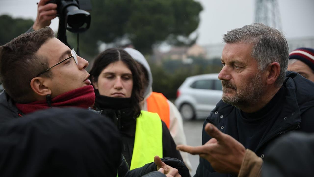 A sinistra Luca Toscano del Sudd Cobas, a destra don Helmut Szeliga, parroco di San Giusto