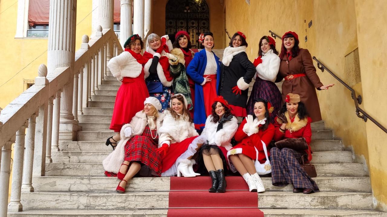 “Mamme natale” in posa a Ferrara