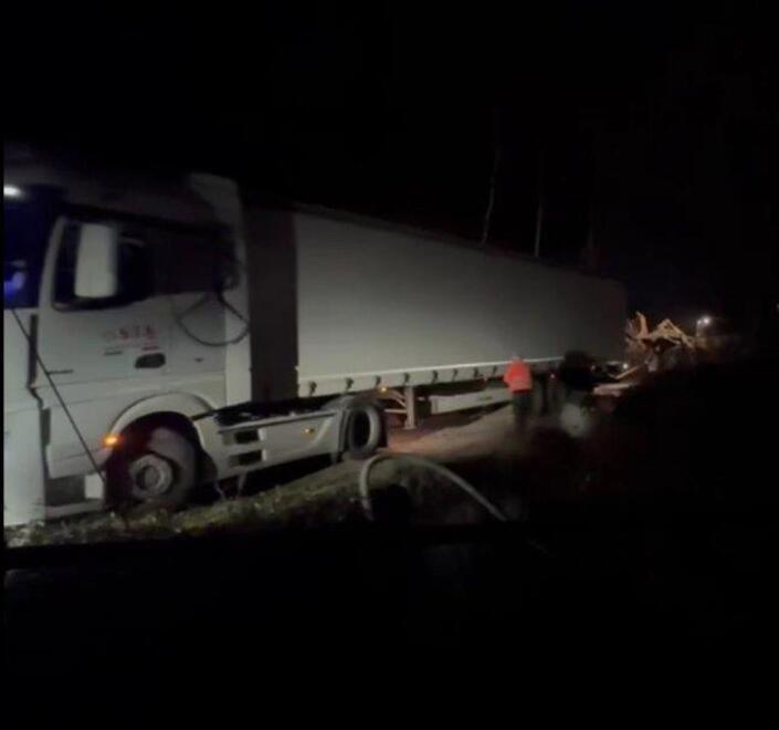 Tir sbaglia strada per colpa del navigatore: “soccorso” e liberato dai vigili del fuoco – Video