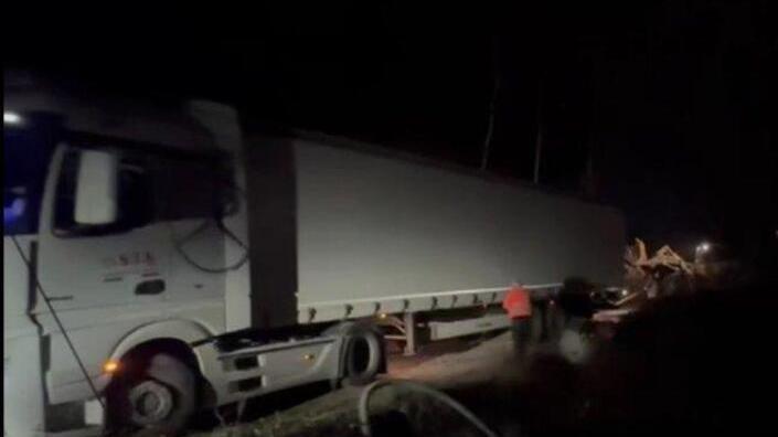 Tir sbaglia strada per colpa del navigatore: “soccorso” e liberato dai vigili del fuoco – Video