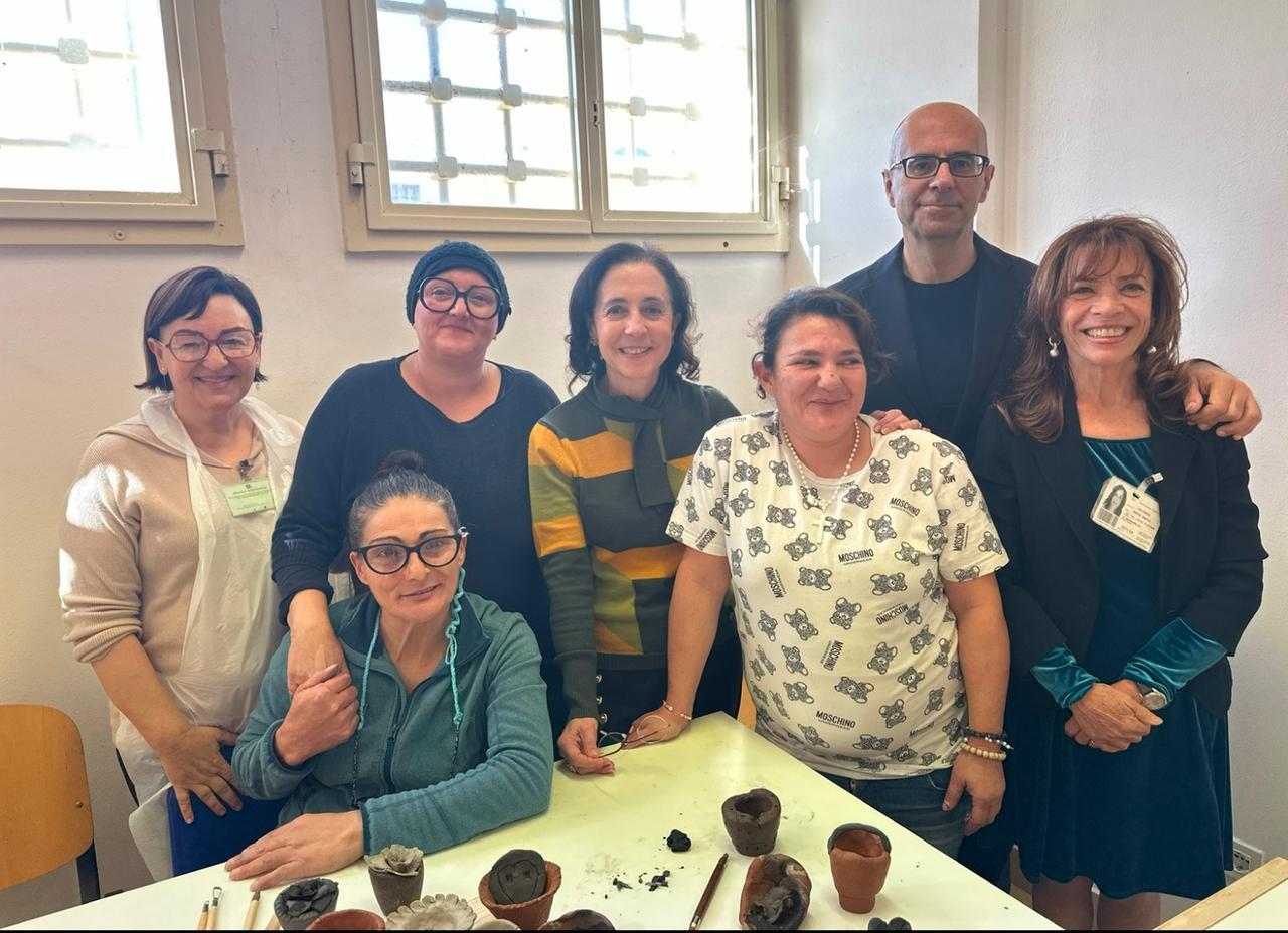 Oggetti d’argilla da vendere nei mercatini di Natale: otto detenute diventano artigiane