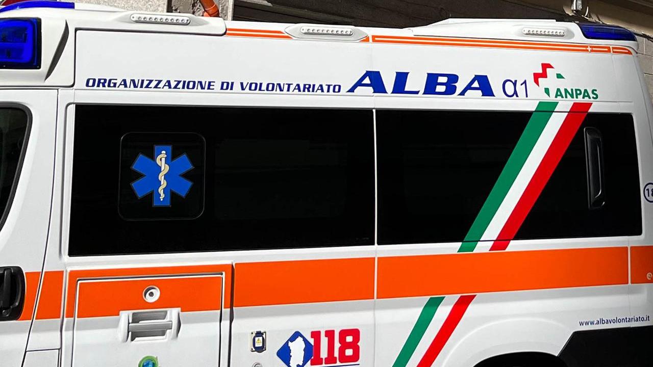 Si schianta su un’auto e finisce nel dirupo: muore motociclista, sotto choc il conducente della vettura