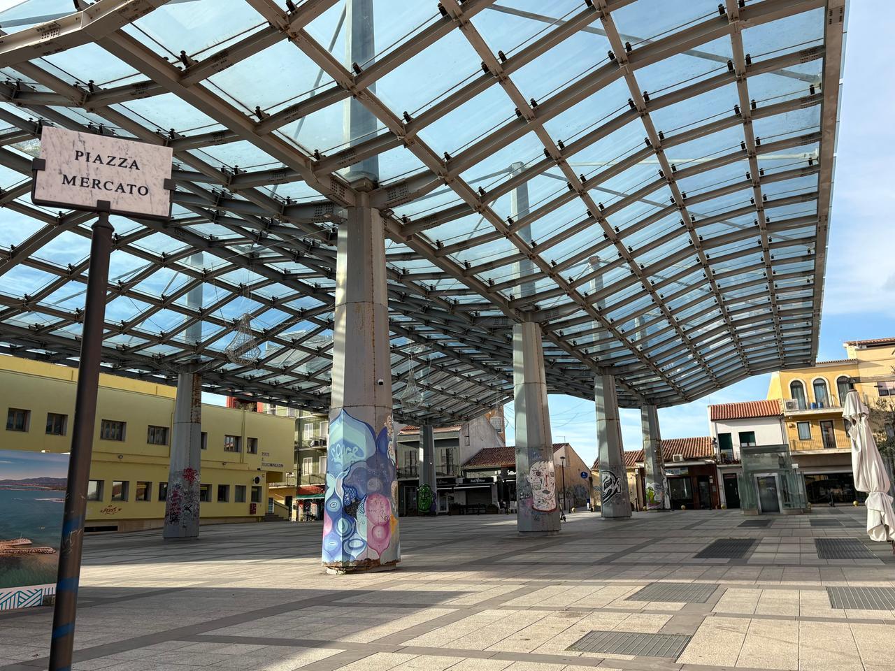 
	Le panchine sono state eliminate anche in piazza Mercato

