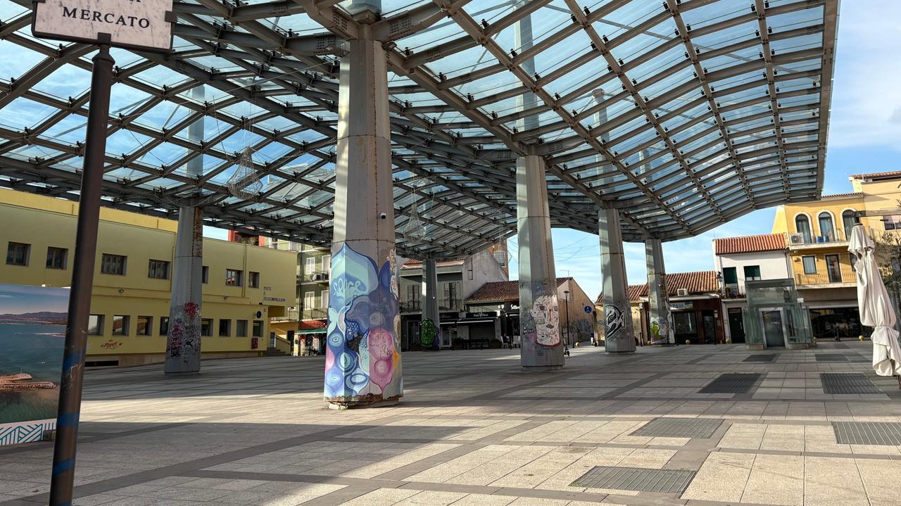 Le panchine sono state eliminate anche in piazza Mercato