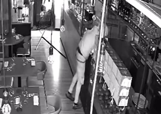 Il ristorante “A tavola con Delia” devastato dai ladri: «Vetrina sfondata con un tombino»