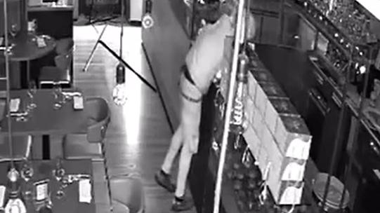 Il ristorante “A tavola con Delia” devastato dai ladri: «Vetrina sfondata con un tombino»