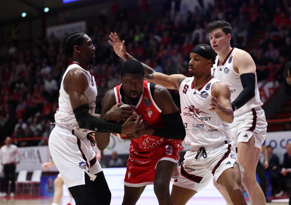 Maurice Kemp difende la palla dall’attacco di due avversari (foto Nucci)