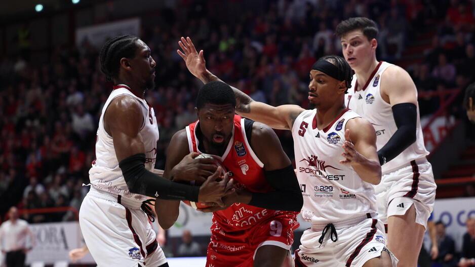 Maurice Kemp difende la palla dall’attacco di due avversari (foto Nucci)