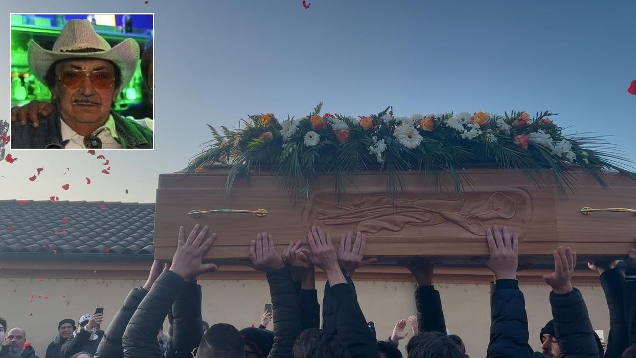 Musica, balli, fiori e brindisi per l’addio a Efrem De Bare, “re dei Sinti”