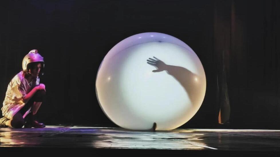 Piccole magie per essere felici, a Livorno va in scena "Blu" per bambini e famiglie<br>