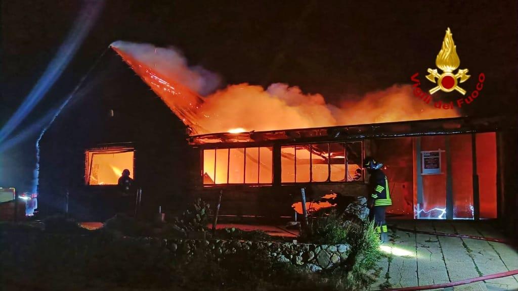 Incendio in un chiosco: salvata una persona