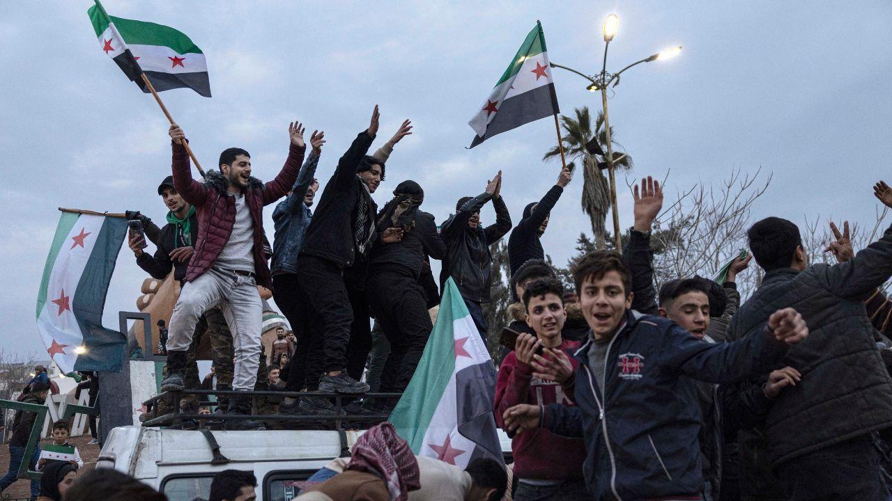 Festeggiamenti in Siria dopo la caduta di Assad