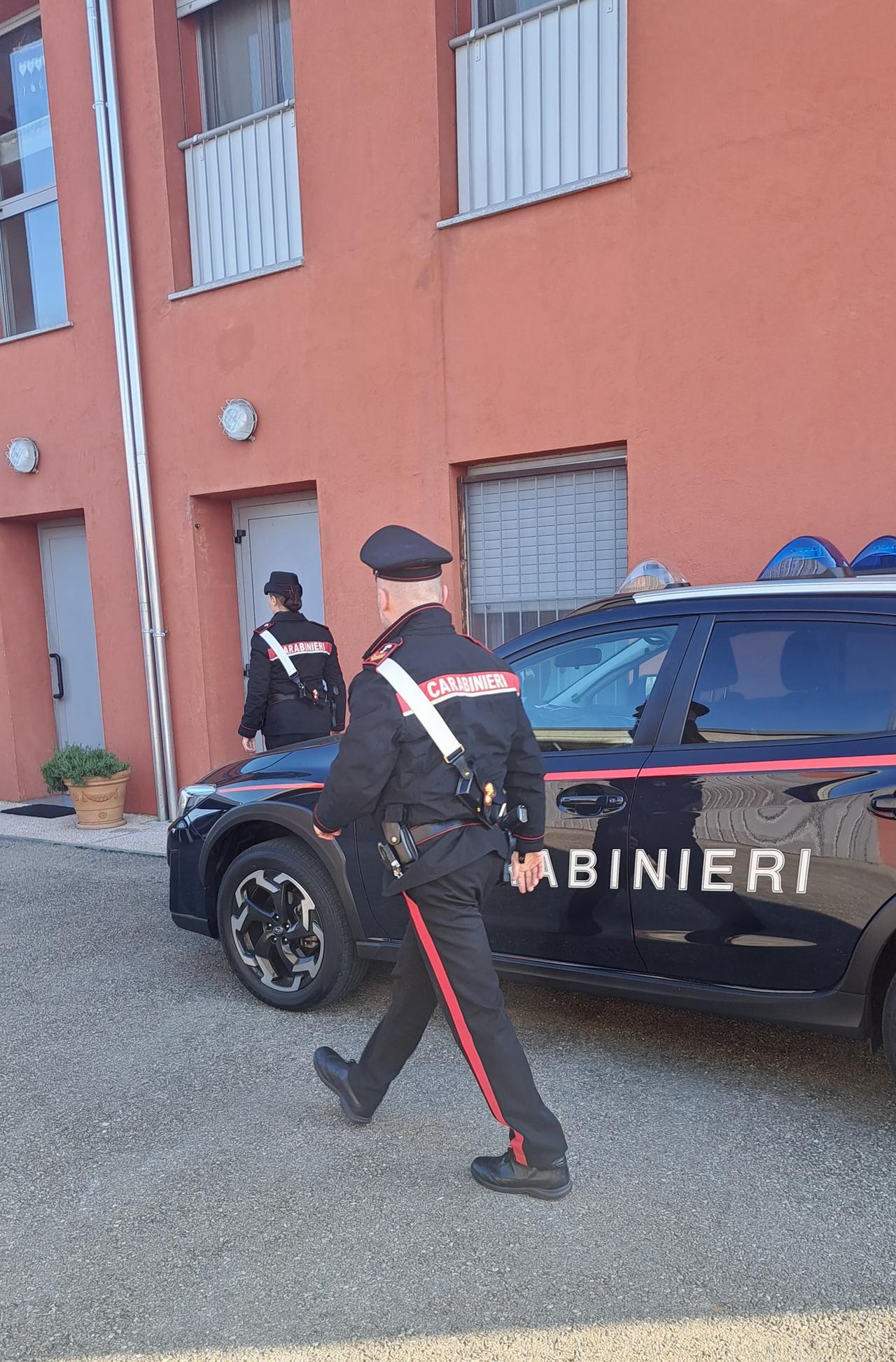 Aggredito in strada con bastoni e coltelli: cinque denunciati