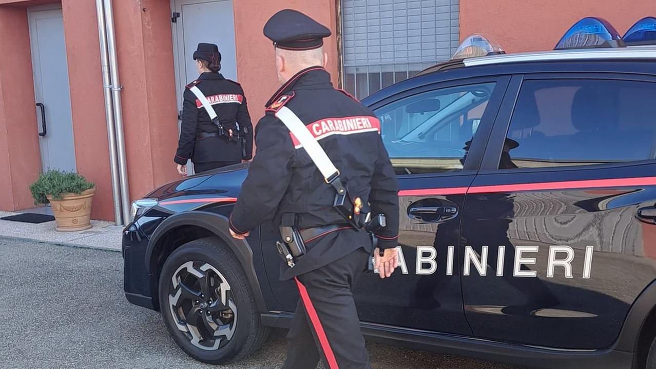 Aggredito in strada con bastoni e coltelli: cinque denunciati
