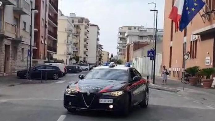 Una pattuglia dei carabinieri (foto d'archivio)