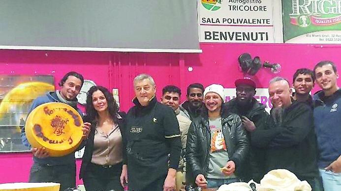 Una forma di Parmigiano Reggiano da 38 chili per i senzatetto