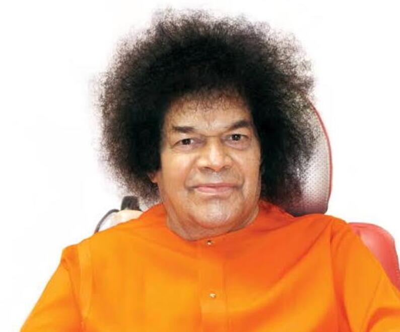 Una grande scultura in marmo di Carrara dedicata a Sathya Sai Baba