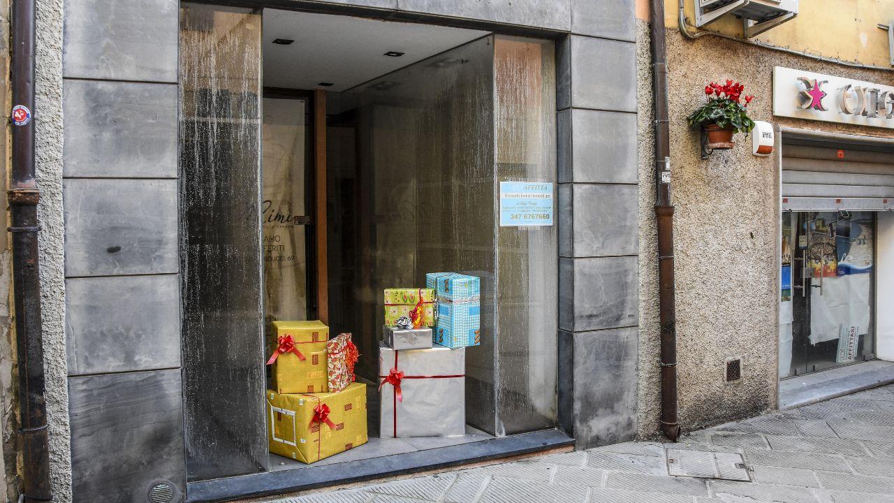 
	Un fondo sfitto di via San Martino addobbato con i pacchi di Natale (foto Agenzia Bf)


